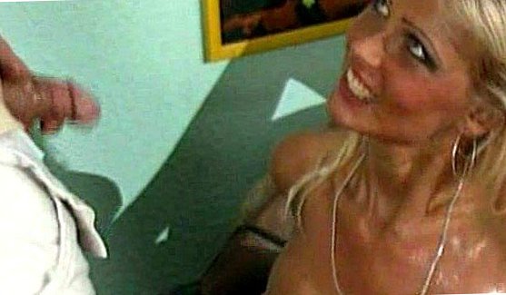 Смотрите порно: Более того, она делает все, чтобы возбудить паренька до предела, и в этом ей помогает страстный минет, который вполне себе может и секс заменить, если вовремя не остановиться
