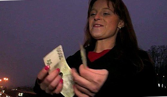 Порно из Телеграма: Выбора у девушки не было, она вытащила с штанов толстый член братика и начала сосать