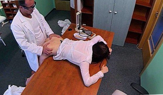 Порнуха Новинка: Потратив на оральные ласки более десяти минут, пышка ложится на спину и сношается с парнем, пока тот не выстреливает между плотных губок свою порцию любовного нектара
